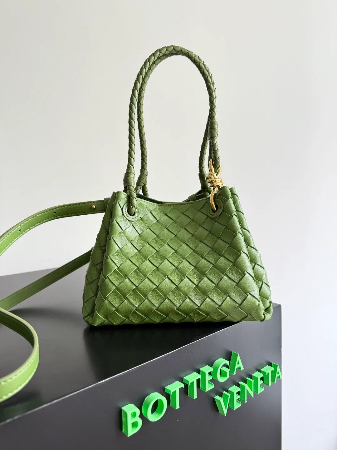 Batch 1760 BV home is new! Andiamo combines the Bottega Veneta archive parachute handbag to inherit retro elements and integrate modern trends. The same style as Shu Qi's in Beijing Night. It is a continuation of the classic bag. It has three functions: hand carry, shoulder and cross-body. It is embellished with metal brass knot buckles. It is small and has an amazing capacity. It can easily hold sunglasses in a box / small bottle of water / powder powder / charger and other daily necessities when going out. The upper body is versatile. Style number: 796569 Size: 21*17*16.5cm
